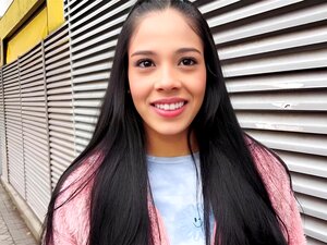 Magnifique beauté de la fille prise dans la rue