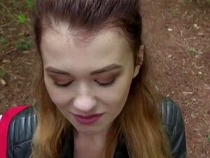 Le cul parfait Misha Cross reçoit du bon cash et se fait baiser