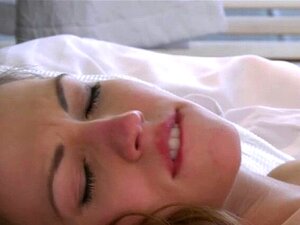 Stimuler les besoins des jolies nanas. Une gouine coquine excite les