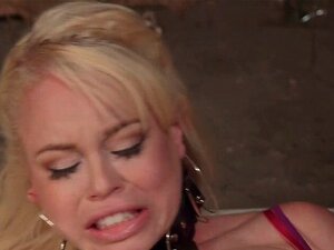 La blonde donne des fessées et baise analement une lesbienne. La