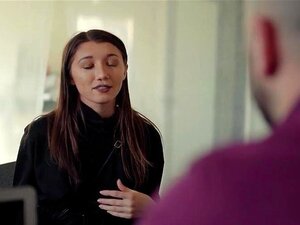 Une petite fille demande à un entrepreneur de l'aider à réparer sa