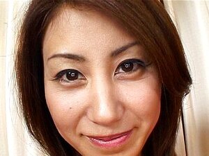 Sexy brune japonaise se fait baiser en gang bang
