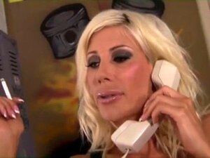 Jouets sexuels et gros seins. Jouets sexuels