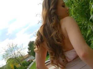 AssTraffic Anal sans lubrifiant pour cette mignonne amatrice d'anal,