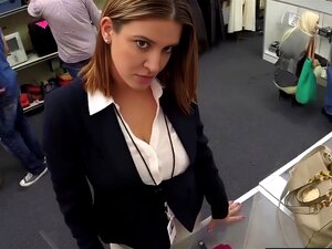 Une MILF torride aux gros seins naturels se fait baiser contre de