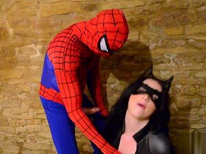 Harmony Reigns dans la scène Catwoman V Spiderman. Dans cette action