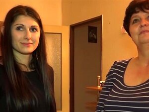 Un couple amoureux du sexe et une femme mûre utilisent des sextoys