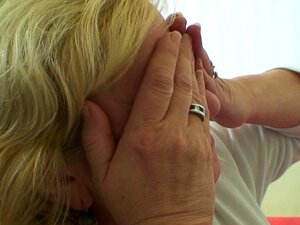 Il décroche et baise une énorme grand-mère