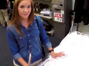 Une mariée amateur chaude se fait baiser la chatte par Shawn dans son