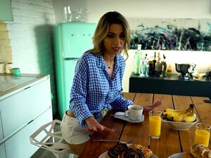 Partouze à quatre avec Shalina et ses belles-filles sexy