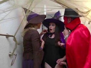 La MILF incroyable Cory apprend à Rose à bien sucer la bite de son