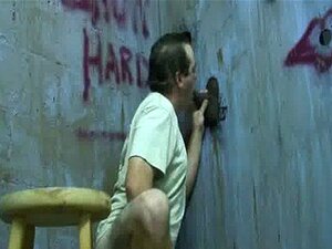 Porno hardcore gay avec gloryhole et branlettes gays dégueulasses 17