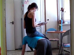 Le garçon est torturé par une maîtresse Femdom stricte qui adore