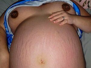 Femme enceinte de 9 mois prend une éjaculation interne salissante