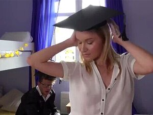 FAKEhub Originals L'étudiant de Friendzone Uni baise la fille de son