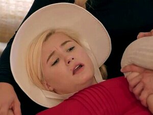 Regardez la chaude blonde Carolina Sweets plaisir deux mecs chanceux