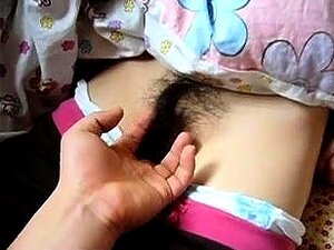 Une jolie asiatique se fait doigter sa chatte poilue serrée en POV