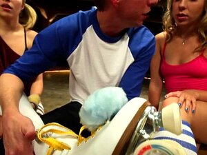 Chaussettes sales et patins à roulettes avec Chastity Lynn et Lia Lor