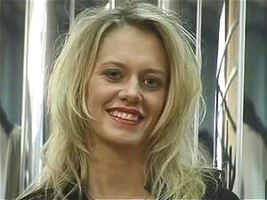 Une blonde concupiscente élargit largement ses lèvres vaginales,