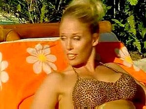 Monica Lion baise sur un bateau