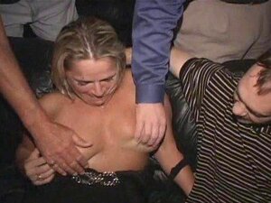 Salope de Berfday enculée dans un théâtre porno