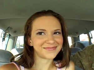 Le premier plan à trois interracial de Christina. Cette mignonne nana