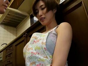 Une salope orientale au seins sucrés dans une vidéo de sexe