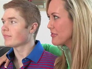 Le gourou du sexe Brandi satisfait le besoin mignon, la MILF Brandi