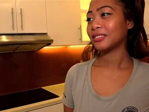 Salope asiatique avec des gros nichons se fait baiser par le patron