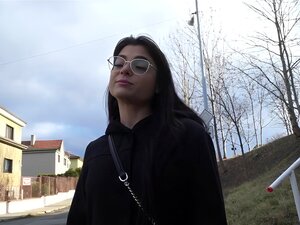 Salope perverse sexy baisée hardcore en POV dans un lieu public