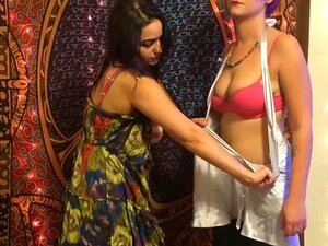 Couple lesbien déchire leurs vêtements pour un frisson !