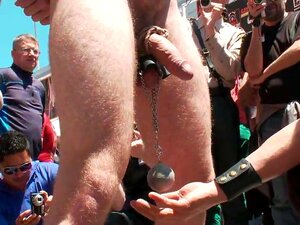 Attaché en public. Cody Allen nu, attaché, humilié en public. Ce