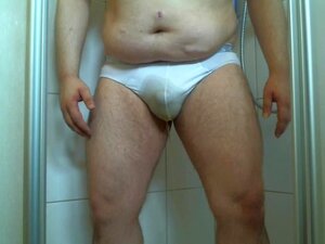 En culotte, pisse et branle-toi
