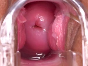 Une nympho tchèque inhabituelle ouvre sa chatte étroite à