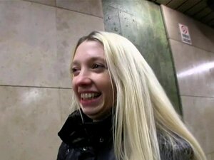 Sensation de pipe zélée. Une nana chaude se fait offrir de l'argent