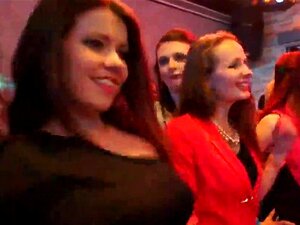 Les filles coquines deviennent absolument folles et nues à une fête