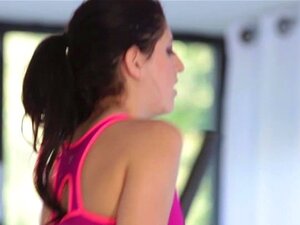 TeensLoveBlackCocks - Une petite mignonne baise un entraîneur à