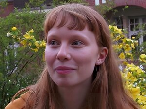 Ersties : La rousse Bonnie joue avec sa chatte non rasée