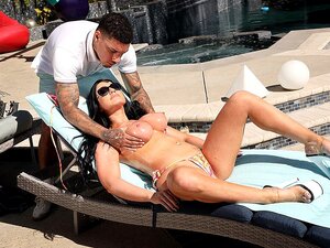 Un mec se frotte d'huile sur des gros nichons de MILFs en plein air