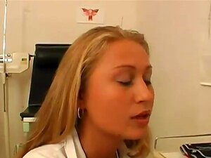 Une blonde en uniforme fait l'amour fort xxx dans son bureau