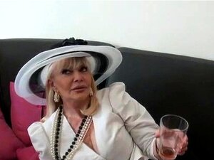 La cougar française Irma se fait baiser dans un plan à trois