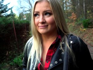 Regardez cette chaude blonde qui se déshabille devant l'agent public