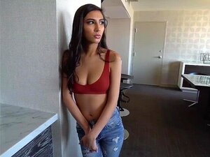 Le beau-père séduit par la babysitter chaude pour qu'elle le baise