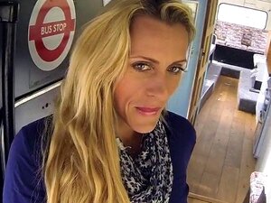 Une blonde se fait prendre par des faux flics dans le cul dans son