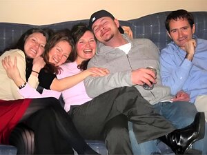 Femme lubrique se livre à une baise de cocu interracial