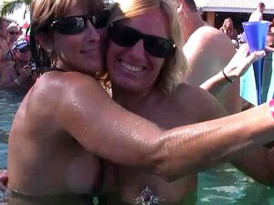 Concours de fête à la piscine avec des filles mûres et mignonnes