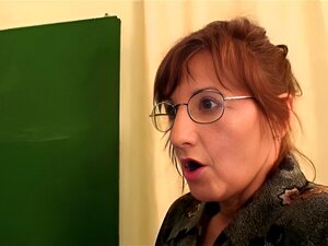 Mamie et étudiante se font baiser en classe