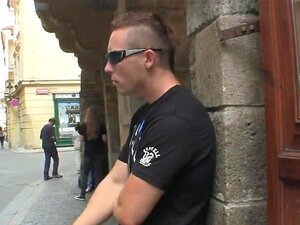 Le mari surprend sa femme en train de baiser avec son demi-frère