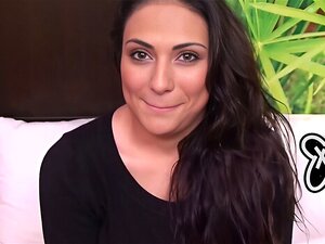 Belle brune exhibe ses seins naturels en bonnet D