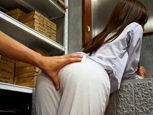 Petite mignonne majeure se fait baiser en gang bang
